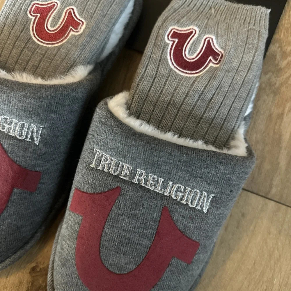 True Religion Men's Slipper & Sock Set Size 7-8 Gray‎ Fleece Lined Logo – NEW